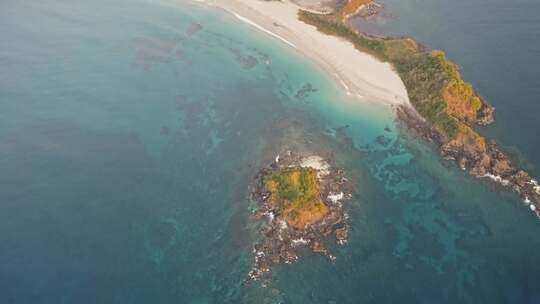 海湾空中热带岛上空的薄雾