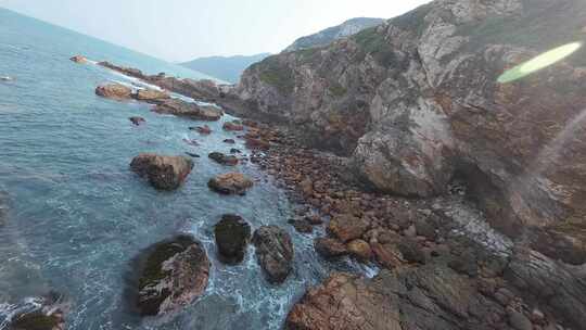 fpv穿越机航拍鹿嘴山庄海岸线悬崖海边礁石