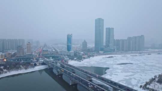 中国黑龙江哈尔滨公路大桥冬季下雪航拍