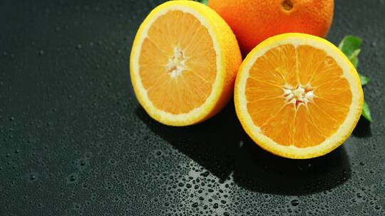 桌上有叶子的橙子特写