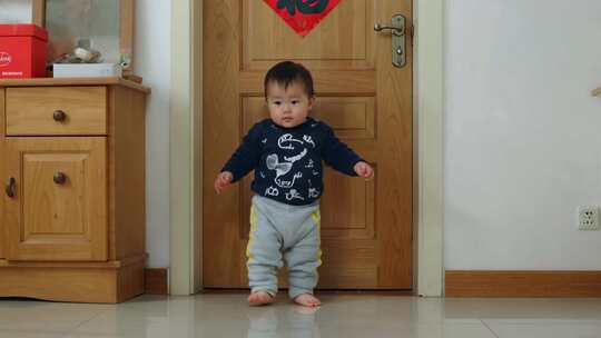 室内婴儿学步画面