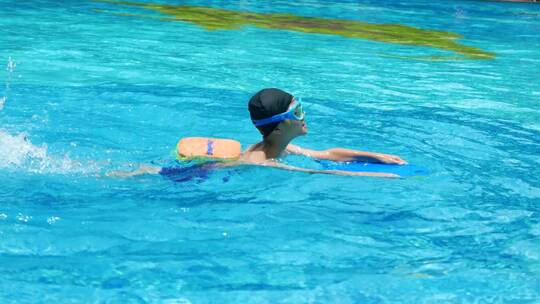 夏天暑假小孩学游泳，游泳馆玩水4k视频
