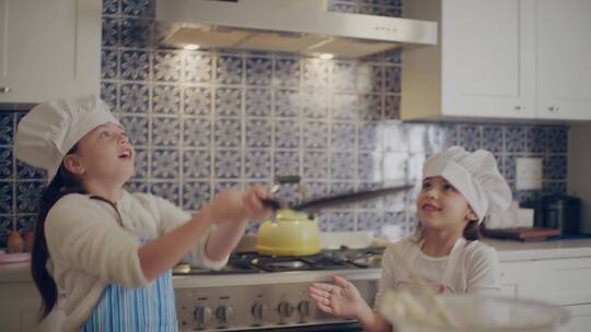 两个小女孩在厨房玩耍视频素材模板下载