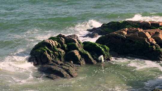 4K航拍大海汹涌海浪拍打礁石飞溅的浪花