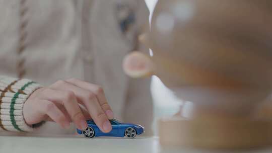 小男孩玩汽车玩具视频素材模板下载