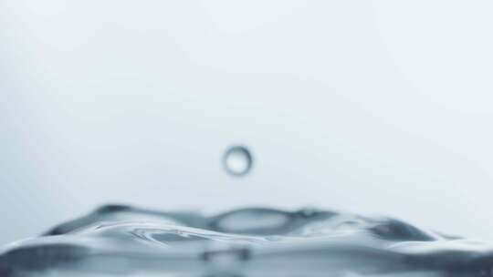透明清澈水滴溅起水花升格慢镜头