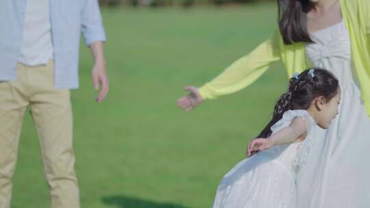 温馨的一家三口草地游玩