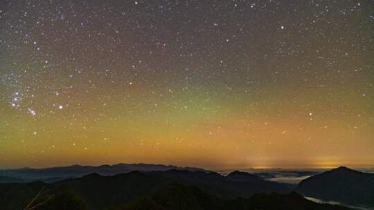 山间夜空繁星闪烁景象