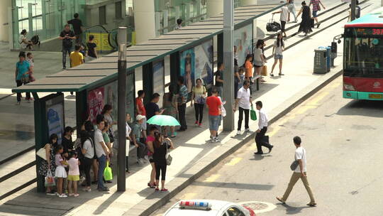 俯拍深圳 公交站 交通 乘客上车视频素材模板下载