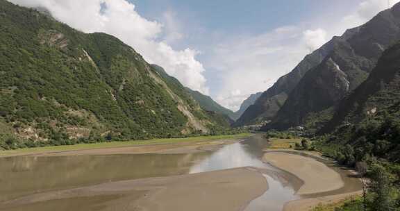 航拍四川九寨沟水面倒映美景