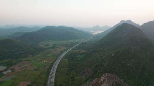 桂林阳朔县遇龙河风光，喀斯特峰林航拍