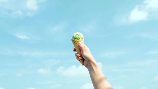 夏天实拍蓝天下女孩举起冰淇淋