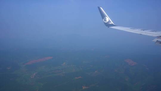 4k 高空中飞机机翼飞行特写