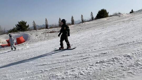 滑雪场单板撞到人之后分开视频素材模板下载