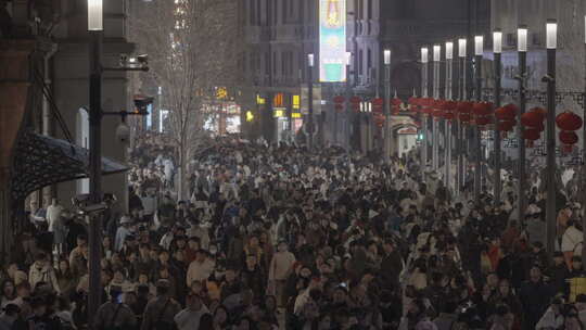 南京路夜晚步行街密集人流