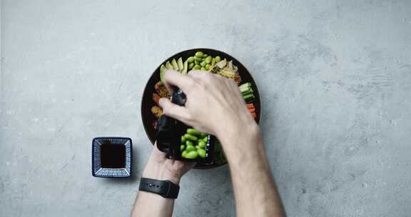 在一碗混合沙拉中拍摄配料的特写照片