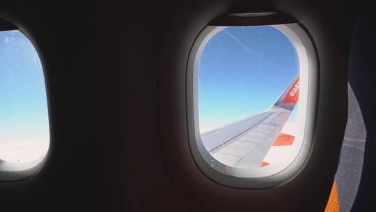 飞机窗口观看机翼视频素材模板下载