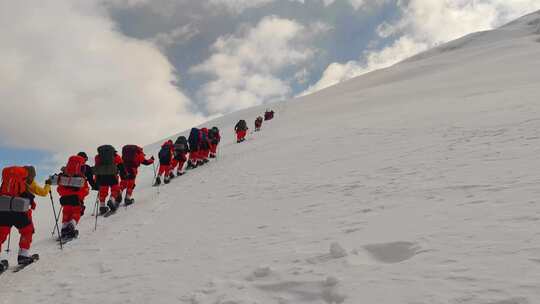 攀登冰川之父慕士塔格峰雪山的登山队队员