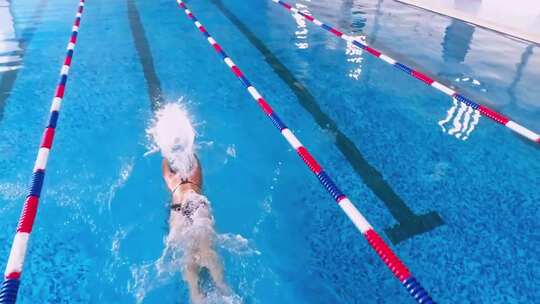 女子慢动作游泳视频素材模板下载