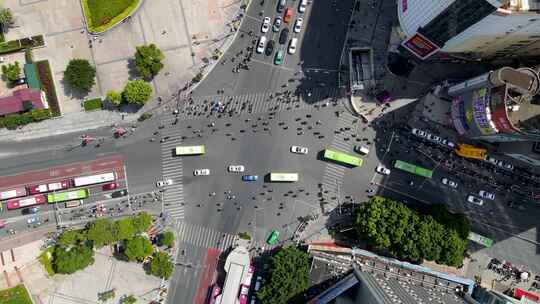 俯拍广西南宁十字交叉路口车流人流视频素材模板下载