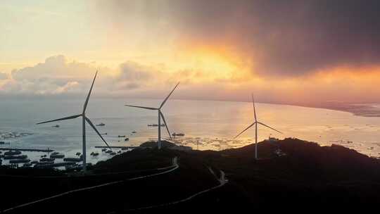 广东阳江海陵岛夕阳下的海边风车