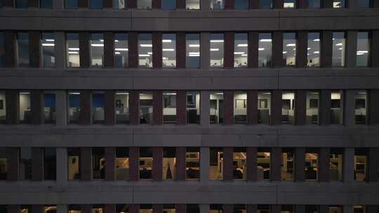 哈利法克斯市中心夜间照明的办公楼窗户鸟瞰