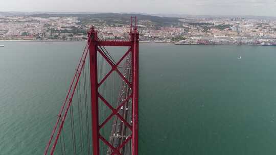 葡萄牙里斯本4月25日大桥上的交通视频素材模板下载