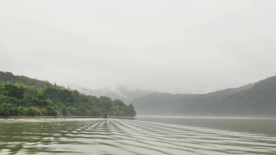 桐庐富春江波光粼粼的湖面