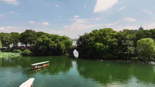 杭州西湖摇橹船手划船 泛舟湖上