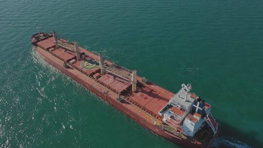 海上航行的红色油轮船只视频素材模板下载