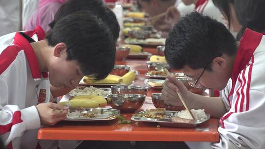 学生食堂学生吃饭