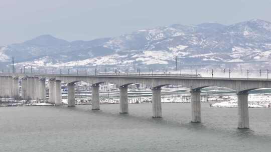 高铁雪天高架桥行驶