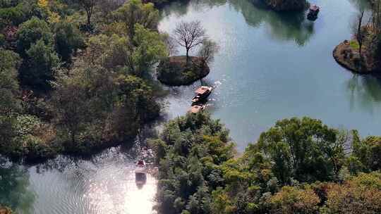 摇橹船在杭州西溪湿地河道中前行