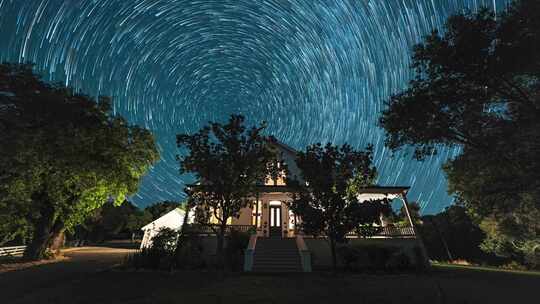 夜晚别墅房屋星空星轨