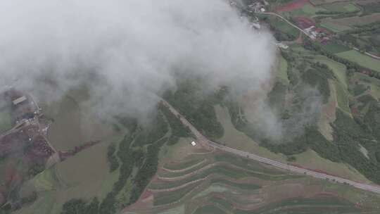 青海平安洪水泉山路云雾山峰航拍视频