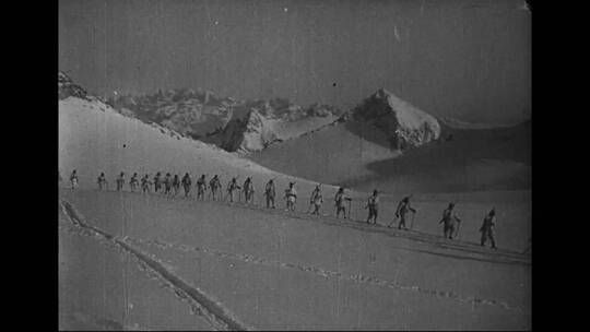 第一次世界大战中的意大利军队使用滑雪板穿越阿尔卑斯山