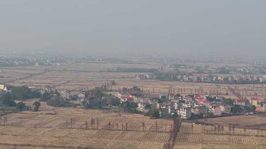 乡村景象中的高架桥远景图