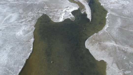 青海青海湖冬季湖水冰面航拍视频