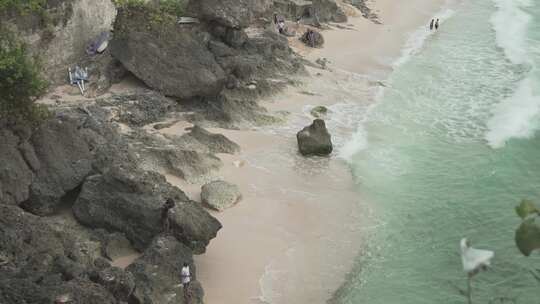 海边岩石上有人的沙滩海景