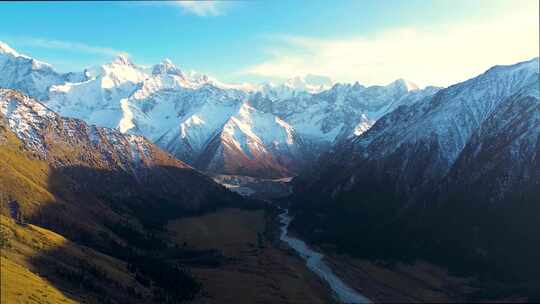 航拍新疆夏塔雪山牧场风景