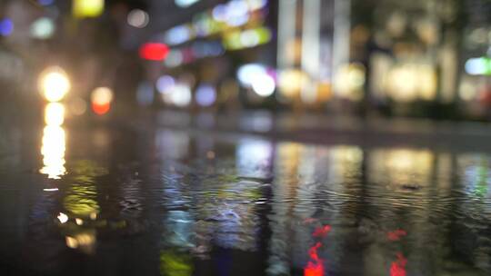 城市夜晚滴落的雨滴