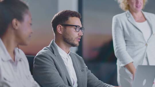 在会议室讨论工作的职场精英