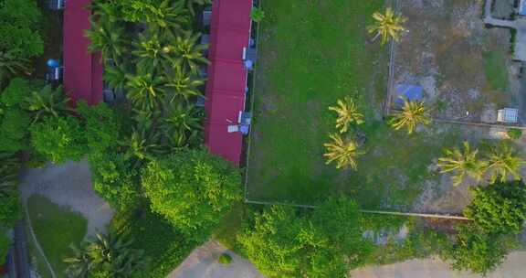 马来西亚马布尔一个美丽的热带岛屿上的村庄上空的空中飞行
