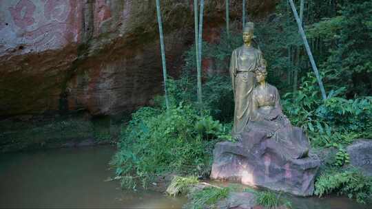 四川眉山青神中岩寺唤鱼池，苏东坡与王弗像