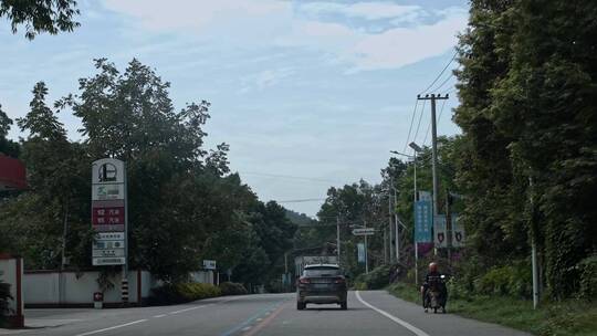 实拍古镇小城市交通车行驶在路上视频素材模板下载