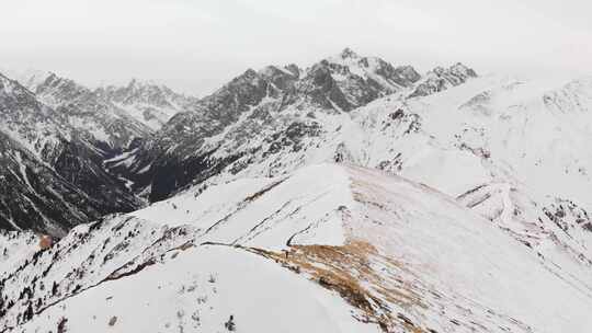 美丽冬季山脉的空中景观视频素材模板下载