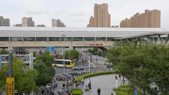 上海11号线陈翔公路站白天车流视频素材模板下载