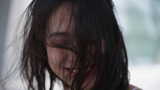 美丽女孩微风吹拂黑发遮面特写夏天美女特写