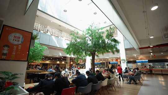 钢琴家在大学食堂弹奏钢琴