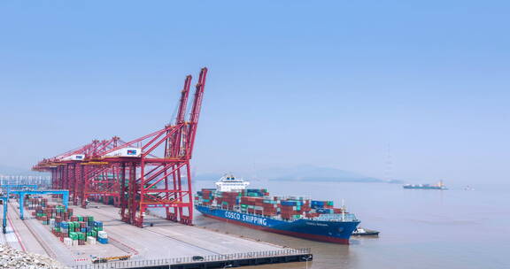 一艘集装箱货轮停靠浙江省宁波舟山港的延时
